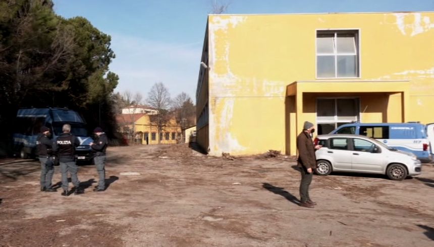 Ancora un blitz alla ex Stamoto, trovati 13 intrusi e 70 grammi di ‘fumo’