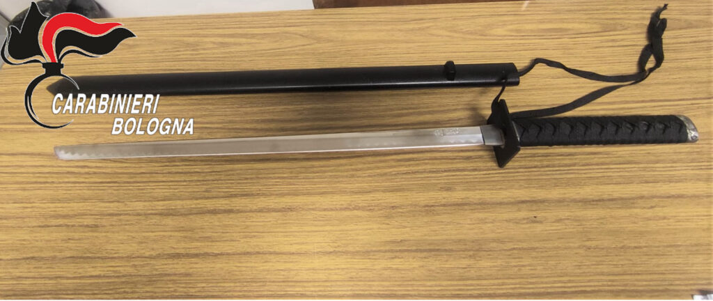 In casa una katana proibita: coppia nei guai