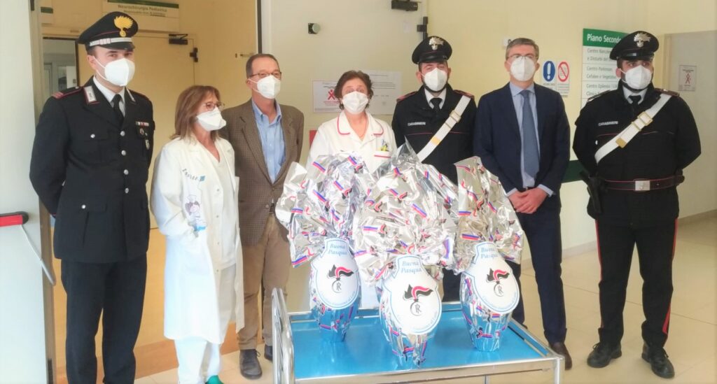 I carabinieri portano uova di Pasqua ai piccoli pazienti del Bellaria