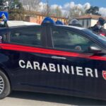 Partono per le vacanze, in auto e camper, e lasciano a casa il bimbo di 7 anni