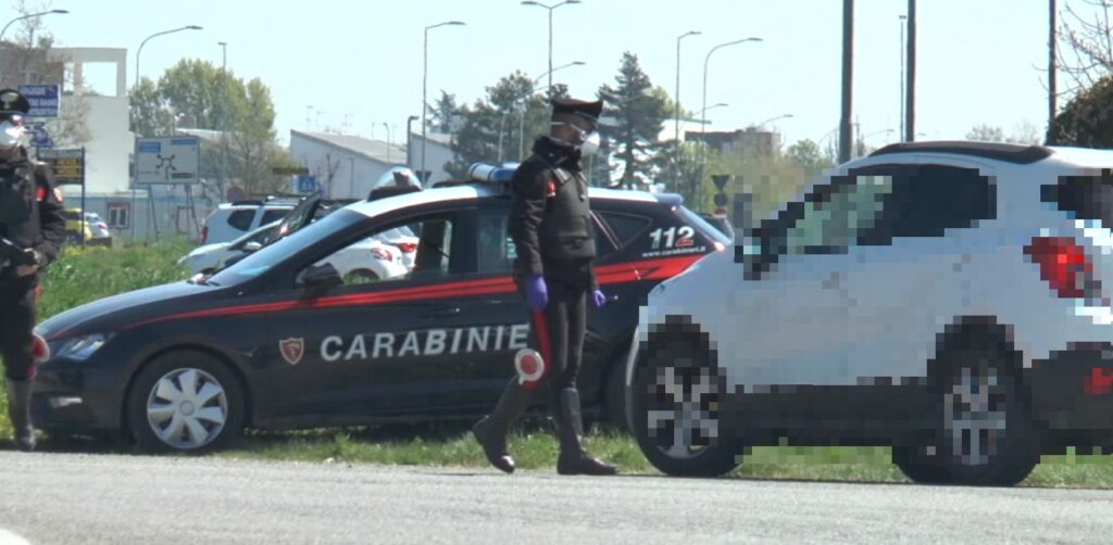 Ha in macchina un etto di ‘fumo’: 21enne nei guai