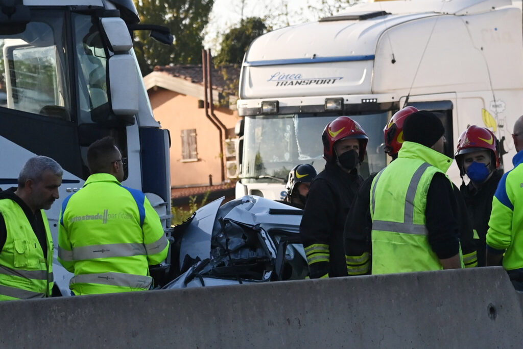 Tamponamento in A14 a Casalecchio, un morto