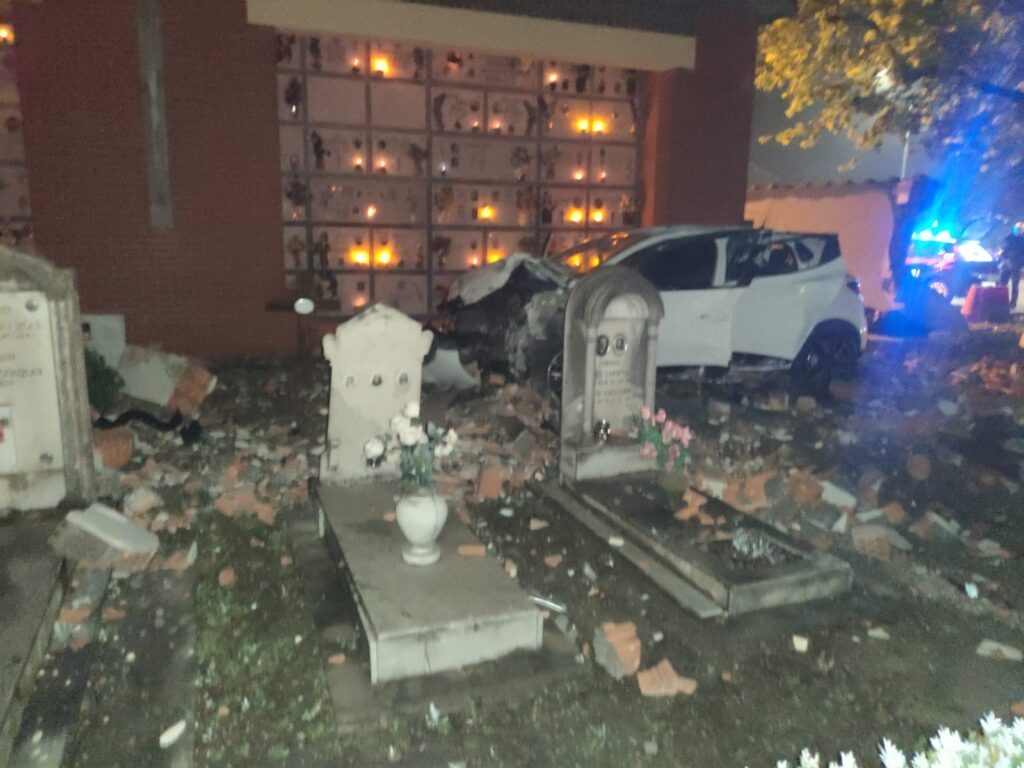 Incidente a Crevalcore: l’auto finisce nel cimitero, due feriti