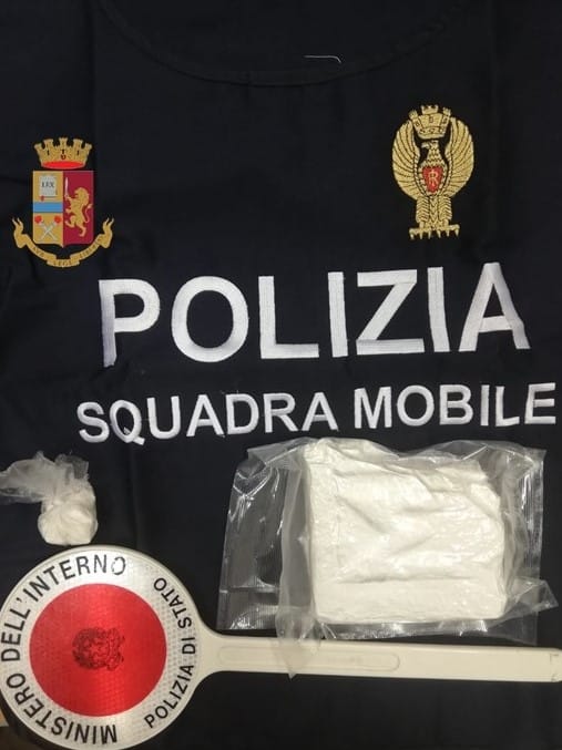 Nasconde mezzo chilo di cocaina in auto, arrestato