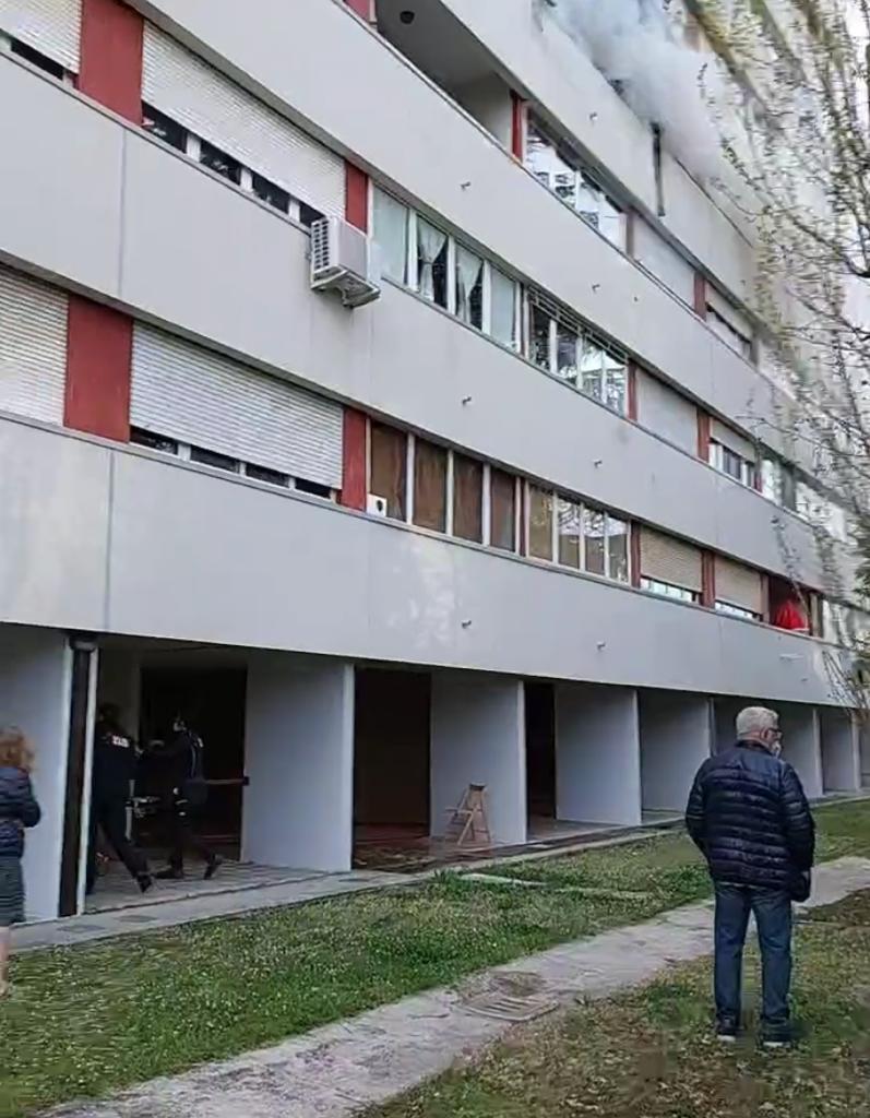 Pilastro, incendio in un appartamento in via Salgari