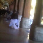 Aggredisce agente di polizia locale: arrestato un venditore abusivo