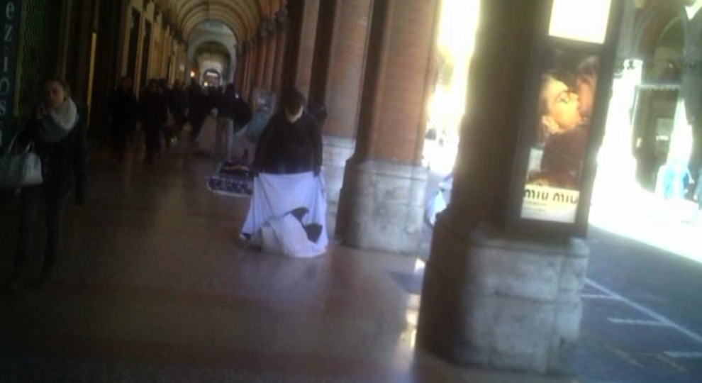 Aggredisce agente di polizia locale: arrestato un venditore abusivo