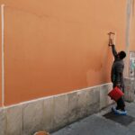 Festa e caos al Pratello, pulizie e cancellate le scritte sui muri