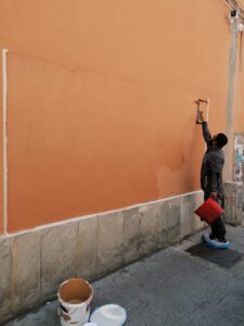 Festa e caos al Pratello, pulizie e cancellate le scritte sui muri