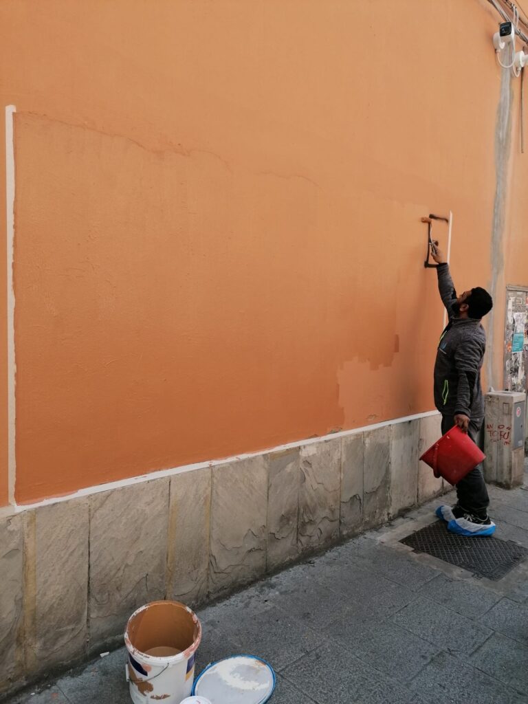 Festa e caos al Pratello, pulizie e cancellate le scritte sui muri