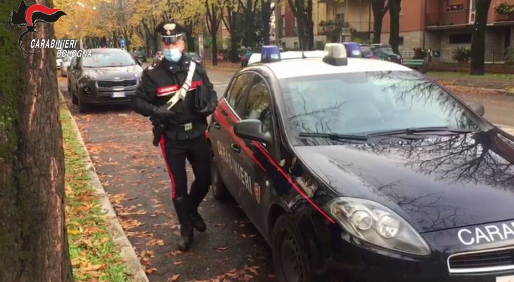 Compagno violento aggredisce il figlio della convivente e i carabinieri
