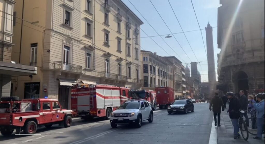 Si attiva l’antincendio nebbiogeno: 25 intossicati in un negozio. Operaio in condizioni gravi