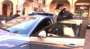 Nasconde droga nei porta-sorprese degli ovetti di cioccolato: arrestato