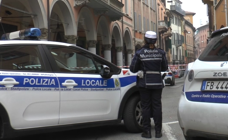 Bolognina, la polizia locale arresta pusher in monopattino