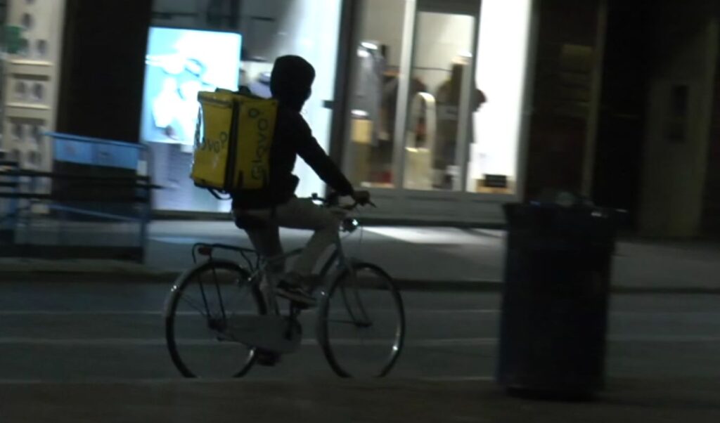 Allarme rapine ai riders a Bologna: in 40 si presentano alla polizia