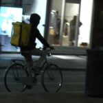 Allarme rapine ai riders a Bologna: in 40 si presentano alla polizia