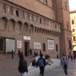 Imbratta la scalinata della Sala Borsa: writer denunciato