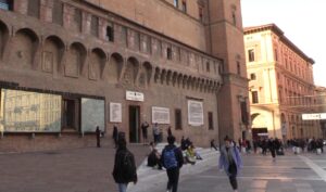 Imbratta la scalinata della Sala Borsa: writer denunciato