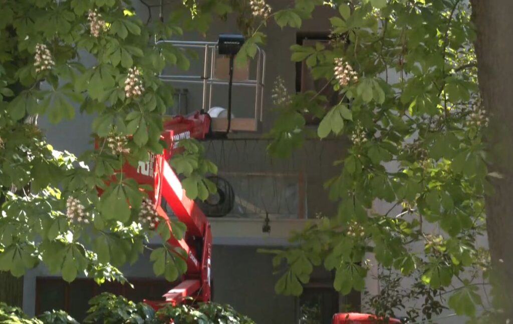 Cede il cestello della gru, grave un muratore