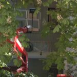 Cede il cestello della gru, grave un muratore