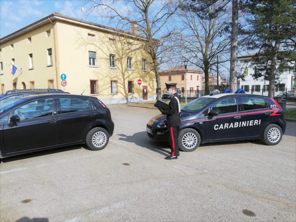 Lite sul treno per musica a tutto volume: donna minaccia passeggero con coltello