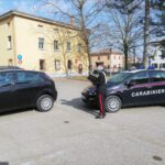 Lite sul treno per musica a tutto volume: donna minaccia passeggero con coltello