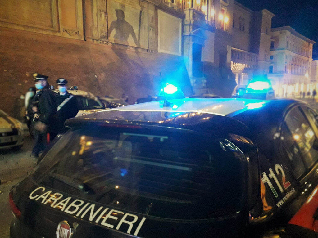 Ostacola carabinieri che identificano studenti: 48enne denunciato