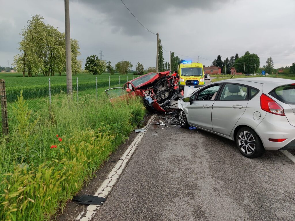 Castel Maggiore, frontale tra auto sulla Porrettana: tre feriti