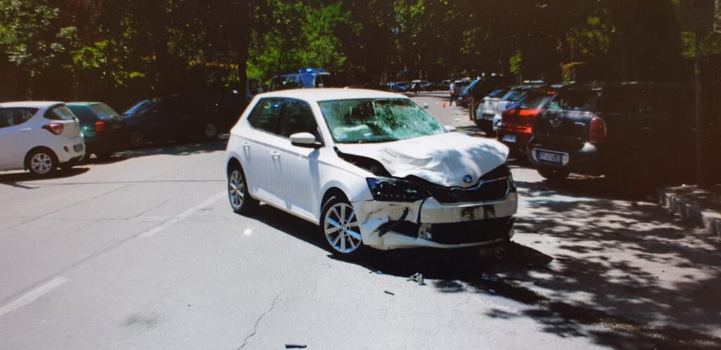 Via Laura Bassi Veratti, auto contro scooter: due giovani feriti