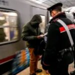 Pugni e insulti sessisti alla capotreno che lo trova senza biglietto
