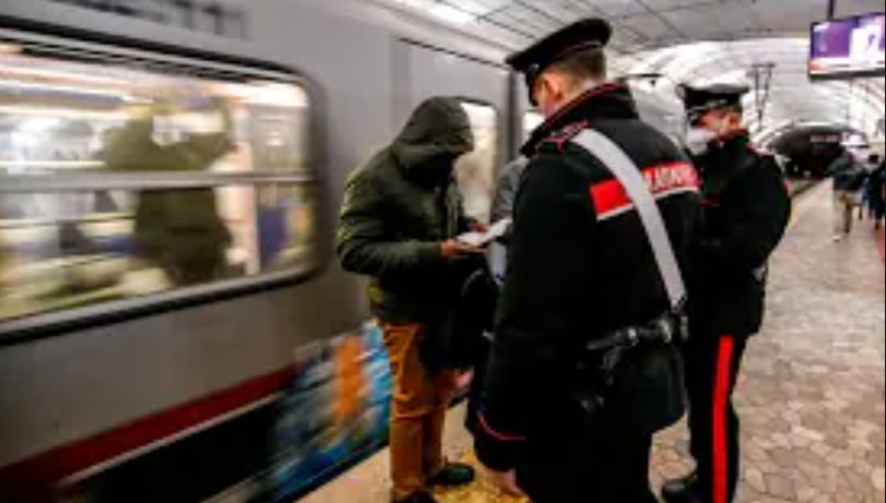 Pugni e insulti sessisti alla capotreno che lo trova senza biglietto