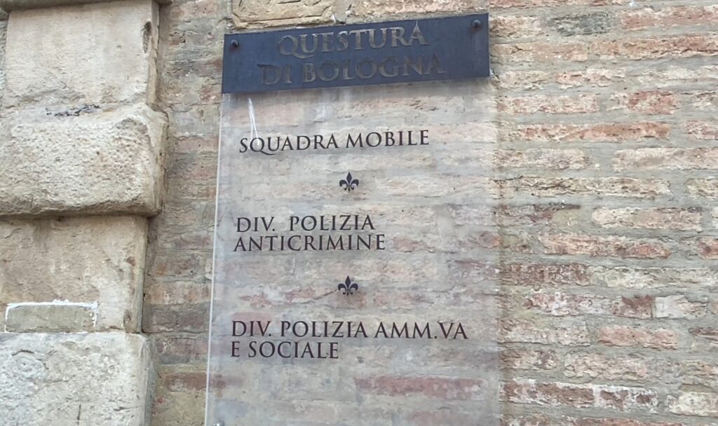 Si allontana da casa a Bologna, polizia rintraccia 17enne