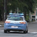 Molesta una ragazza per strada, il fidanzato fa intervenire la polizia