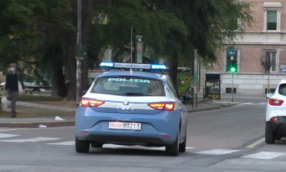 Molesta una ragazza per strada, il fidanzato fa intervenire la polizia
