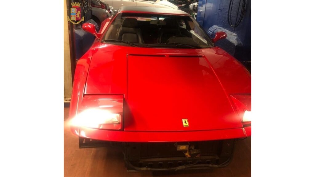 Simula furto della Ferrari e la nasconde per 25 anni