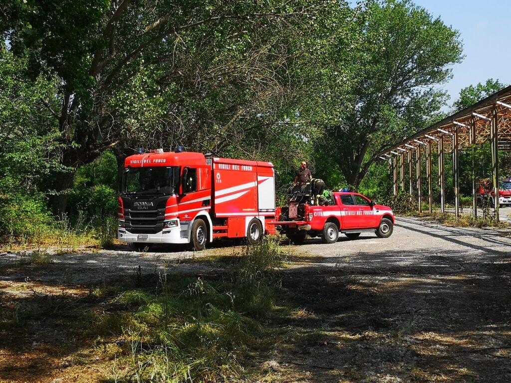 Incendio ai Prati di Caprara, intervento dei vigili del fuoco