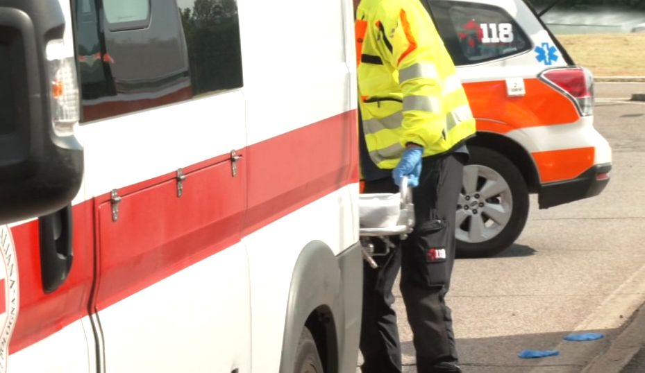 Si schianta in auto contro un albero