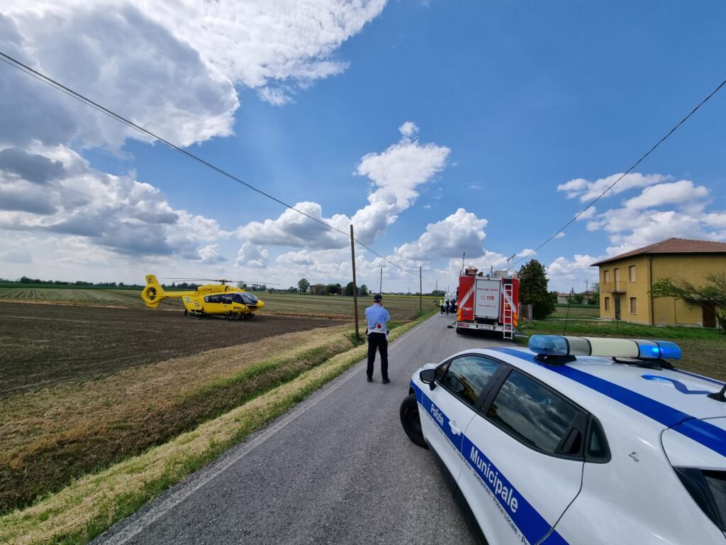 Auto fuori strada a San Pietro in Casale: due giovani feriti