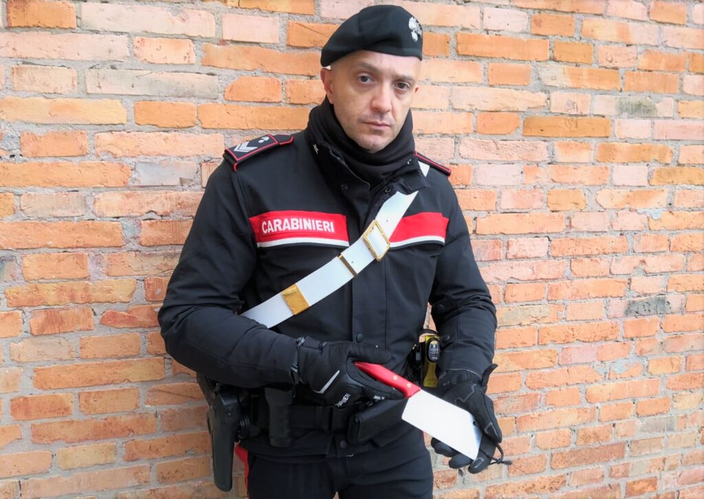 Sul bus con un machete per inseguire un connazionale