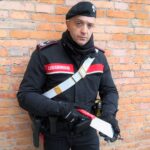 Sul bus con un machete per inseguire un connazionale