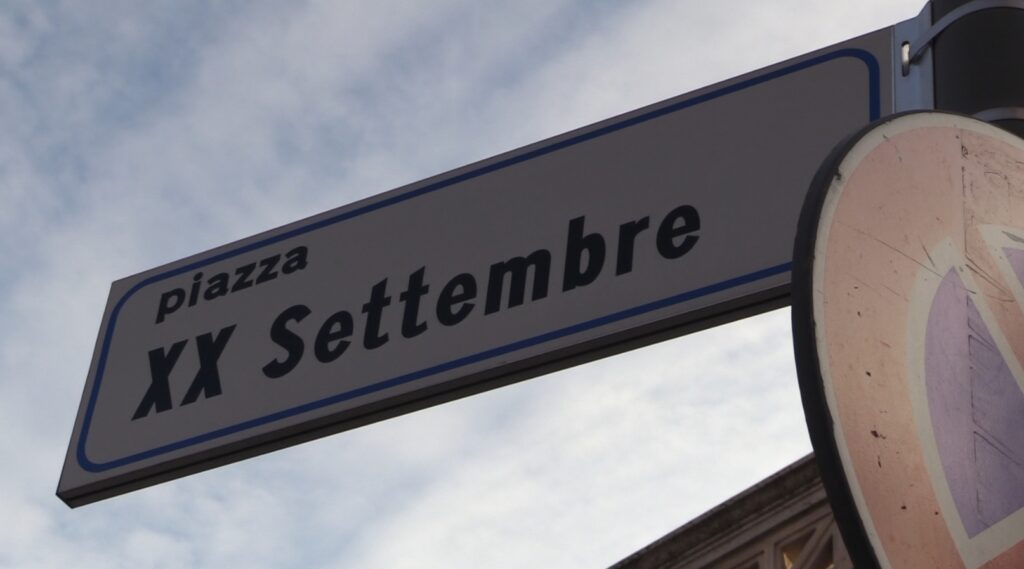 Piazza XX Settembre, polizia locale denuncia pusher in monopattino