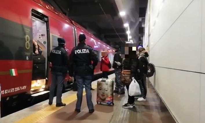 La droga in valigia con il deodorante, coppia nei guai