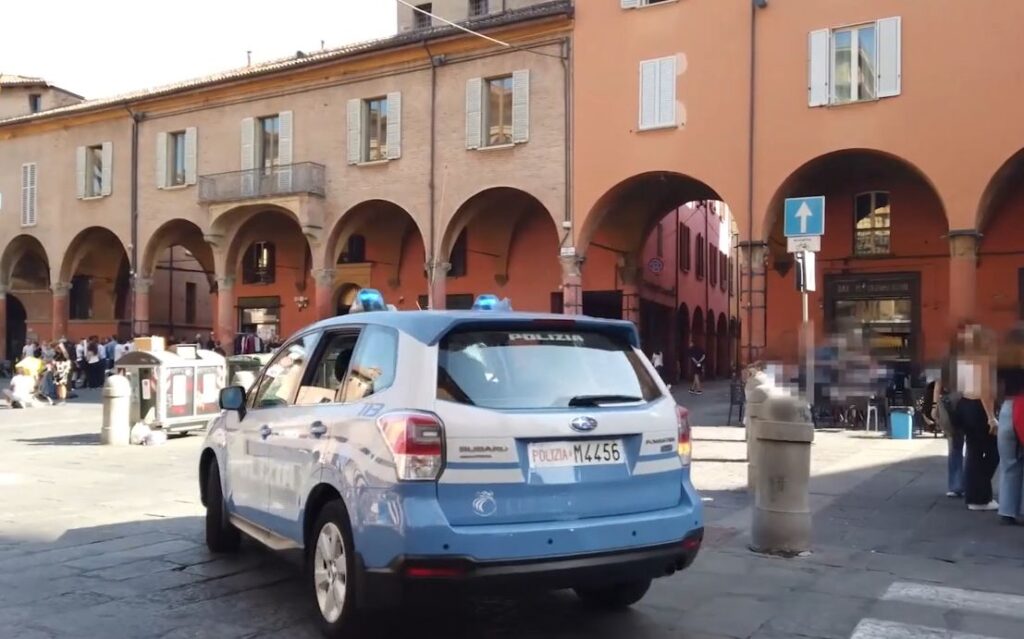 Con un’ascia in zona universitaria, denunciato