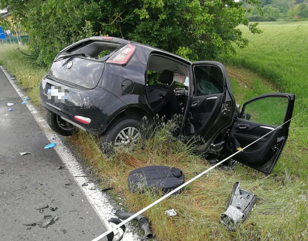 Schianto all’alba sulla via Idice, grave un 26enne