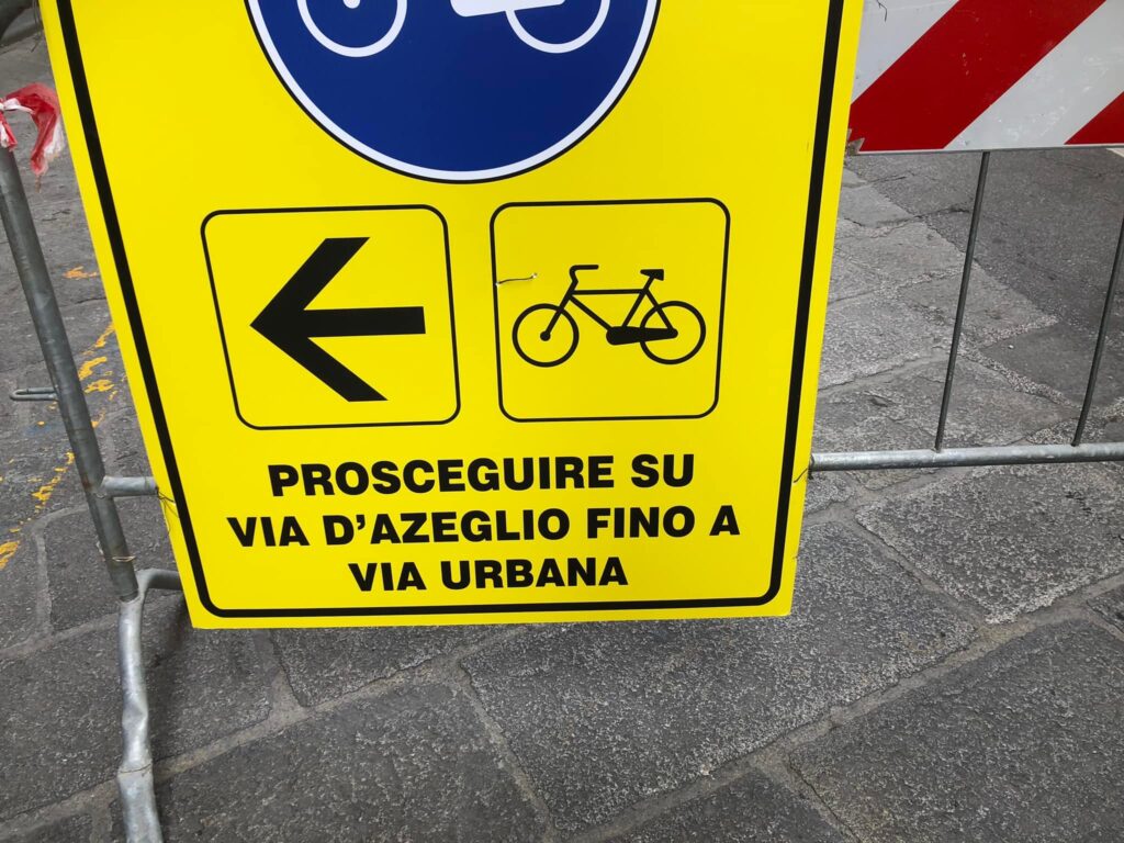 Sul cartello dei lavori compare un bolognesissimo “Prosceguire”