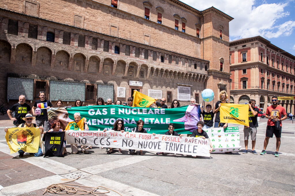 Tiro alla fune in Piazza Maggiore. È il festival della Partecipazione promosso da Legambiente-ActionAid e Cittadinanzattiva