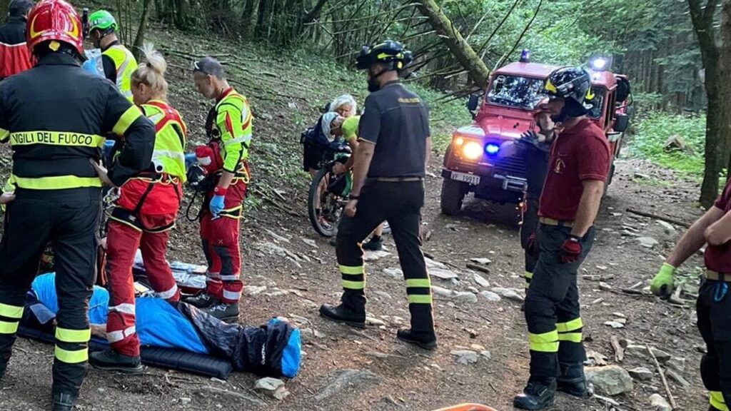 Si sente male mentre fa un giro in mountain bike con amici