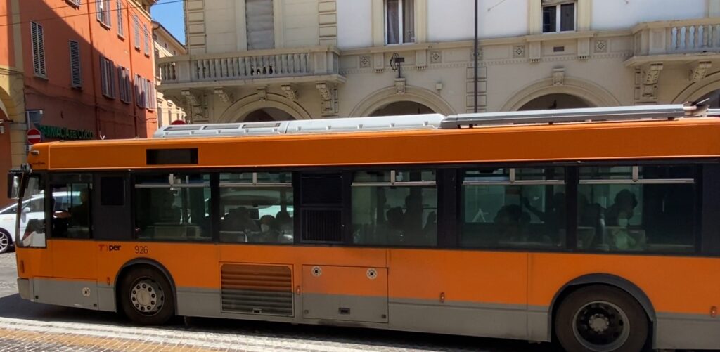 Ruba portafogli in autobus: fermata da questore in vacanza a Bologna
