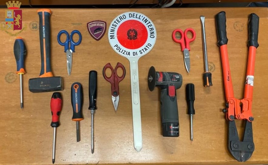 Cittadino sente rumori e fa arrestare due ladri