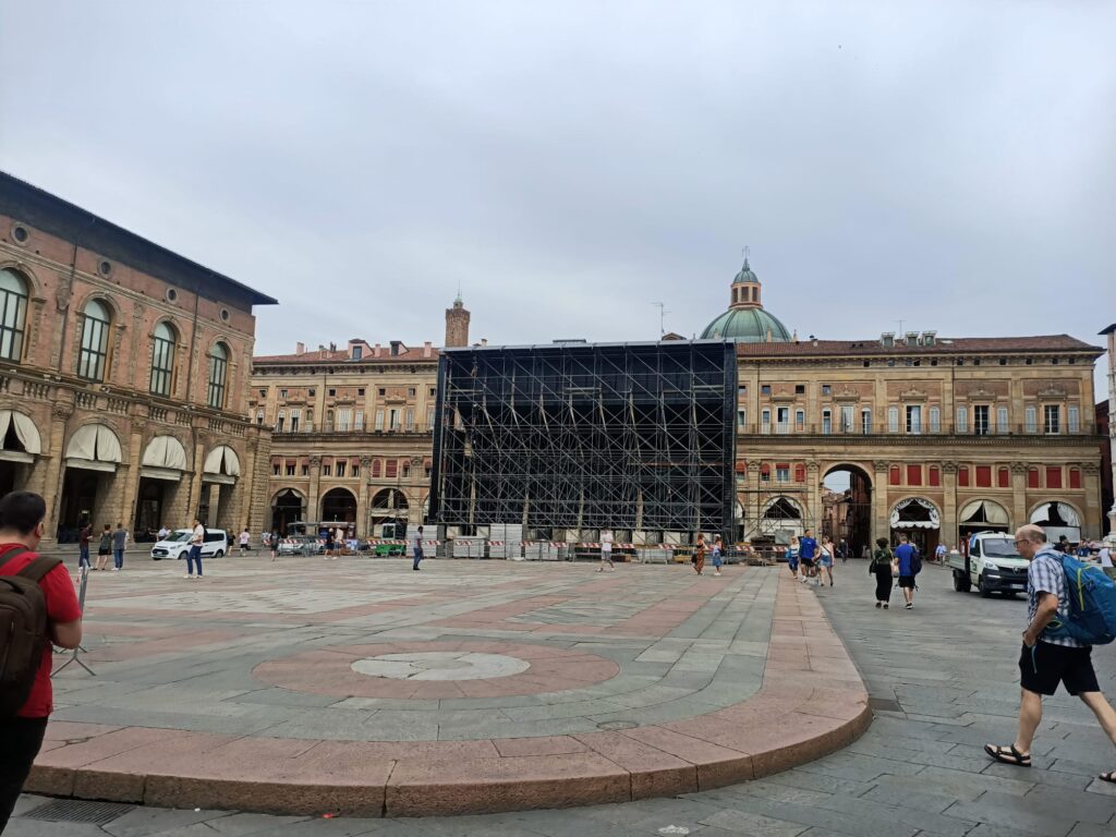 Piazza Maggiore, proseguono lavori per il maxi schermo del cinema